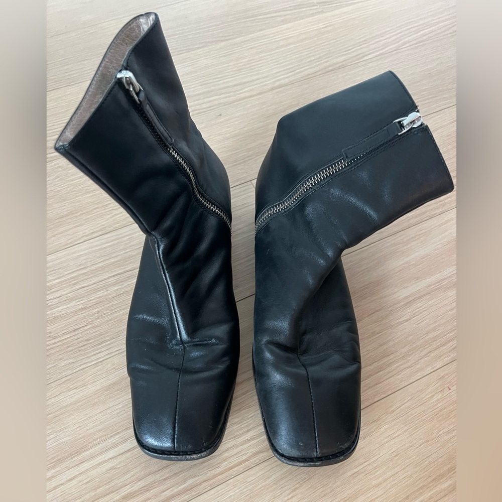 100% leather boots in excellent condition. Size 7.